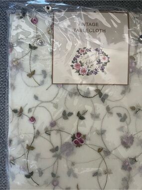 Vintage Rose Tablecloth - Classic Floral Design
